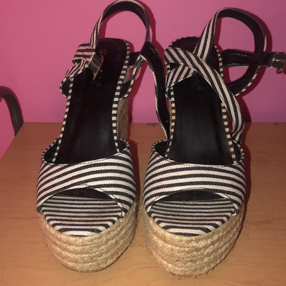 white and black stripe wedges